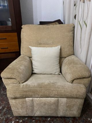 Sofá familiar, 2 sillones beige precio negociable.