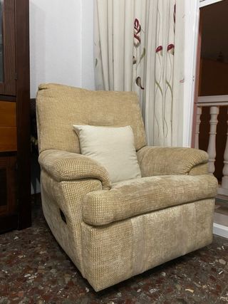 Sofá familiar, 2 sillones beige precio negociable.