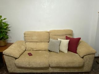 Sofá familiar, 2 sillones beige precio negociable.