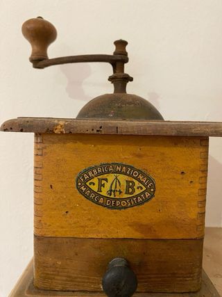 Macinino da caffè vintage in legno