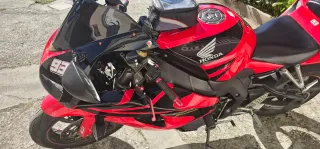 Moto Honda CBR 1000 rr, Roja y Negra.