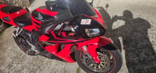 Moto Honda CBR 1000 rr, Roja y Negra.
