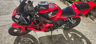 Moto Honda CBR 1000 rr, Roja y Negra.