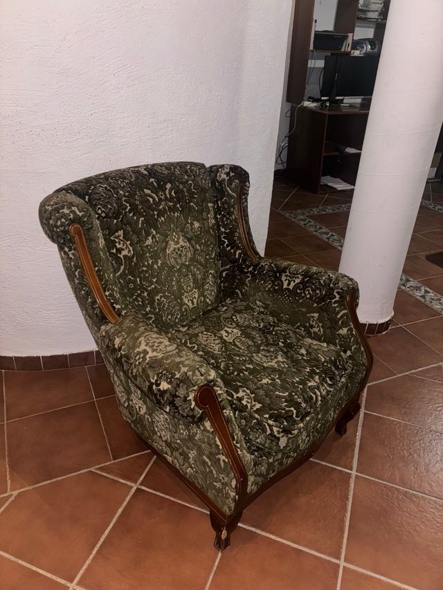 Sillón de terciopelo verde con detalles