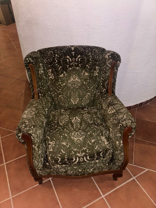 Sillón de terciopelo verde con detalles
