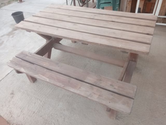Mesa de madera picnic jardín