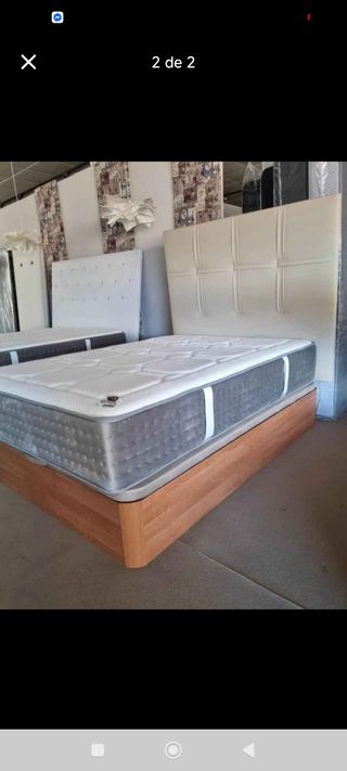 Colchón y canapé de madera y tela