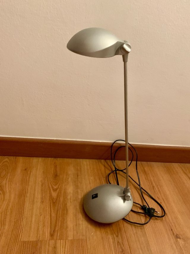 Lámpara de escritorio plateada