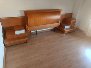 Cabecero y mesillas de madera
