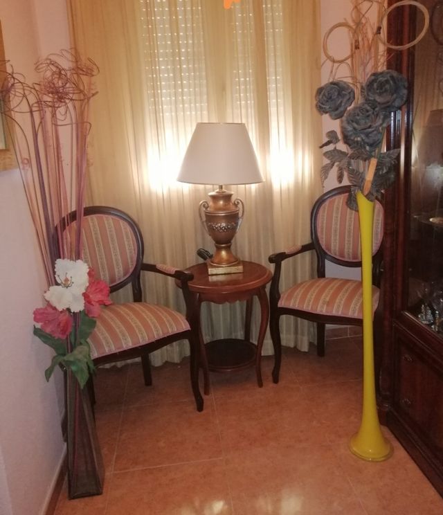 Conjunto 2 sillas, mesa, lámpara y jarrones