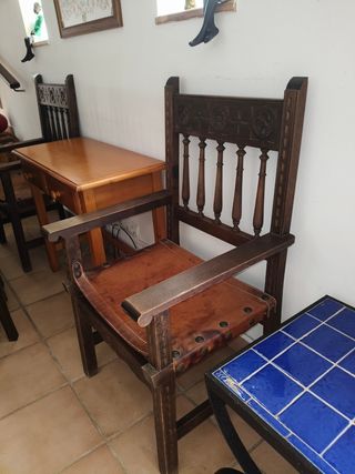 Sillas antiguas de madera y cuero.