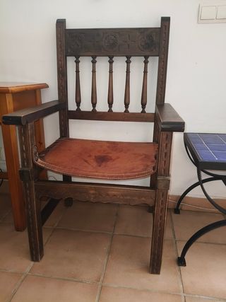 Sillas antiguas de madera y cuero.