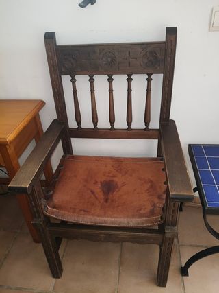Sillas antiguas de madera y cuero.