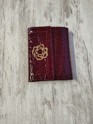 Cartera de piel con detalle floral