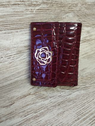 Cartera de piel con detalle floral