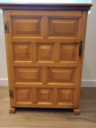 Máquina de coser y bordar con mueble