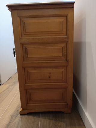 Máquina de coser y bordar con mueble