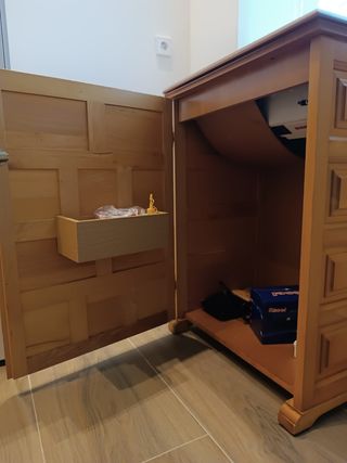 Máquina de coser y bordar con mueble