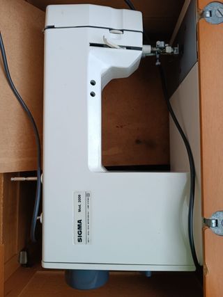Máquina de coser y bordar con mueble