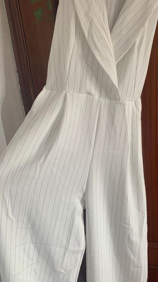 Mono blanco con cinturón