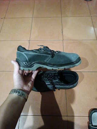Zapatos de seguridad negros y grises talla 45.