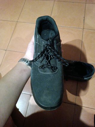 Zapatos de seguridad negros y grises talla 45.