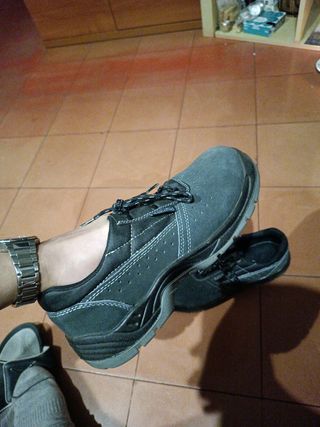 Zapatos de seguridad negros y grises talla 45.