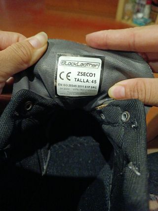 Zapatos de seguridad negros y grises talla 45.