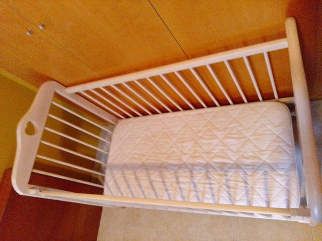 Cuna de bebé de madera y colchón