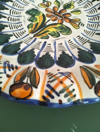 Plato cerámico decorativo pintado a mano