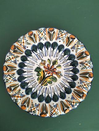 Plato cerámico decorativo pintado a mano