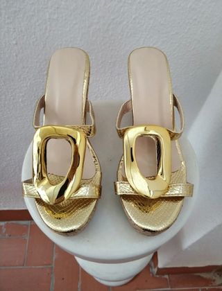 Sandalias doradas con plataforma y hebilla