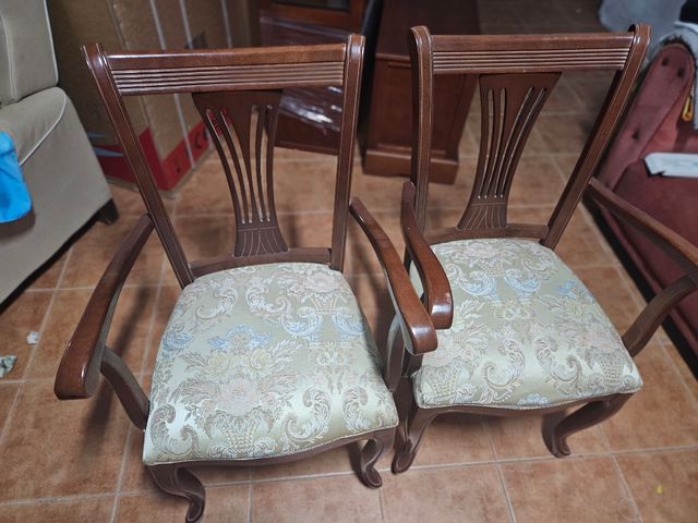 Butacas de madera maciza tapizadas.
