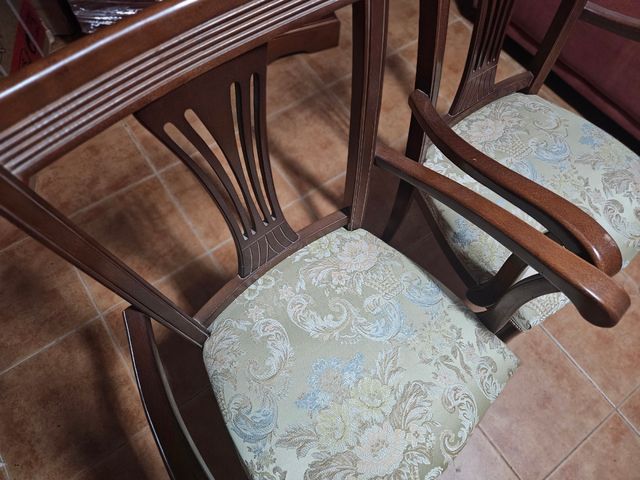 Butacas de madera maciza tapizadas.