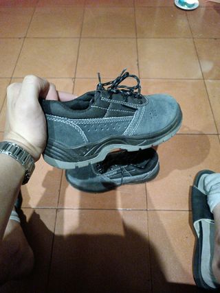 Zapatos de seguridad grises. Talla 38