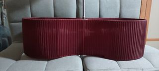 Lámpara de techo granate de tela.