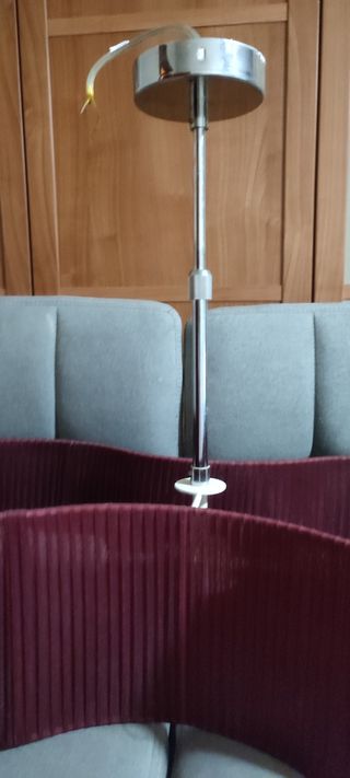 Lámpara de techo granate de tela.