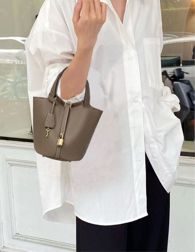 Bolso de cubo de piel de vaca