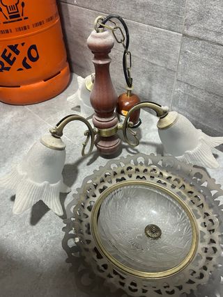 Lámpara de madera y metal con tulipas