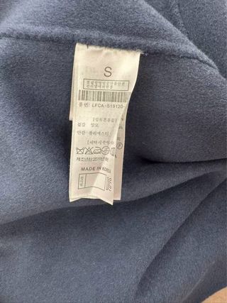 Abrigo negro corto con cuello de pelo