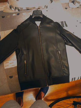 Chaqueta de cuero Jack & Jones Negra
Talla M
Sin e