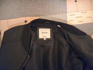 Chaqueta de cuero Jack & Jones Negra
Talla M
Sin e