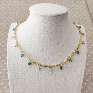 Collana dorata con cristalli azzurri