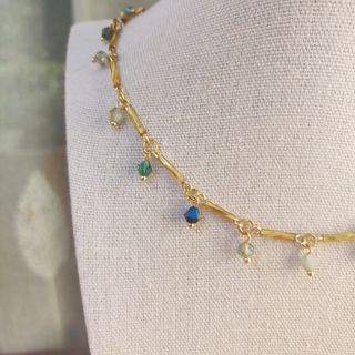 Collana dorata con cristalli azzurri