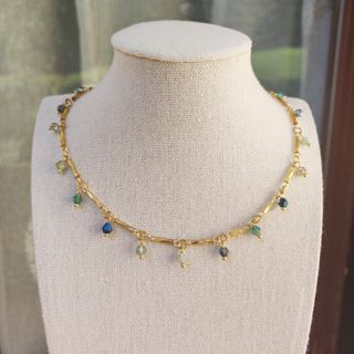 Collana dorata con cristalli azzurri