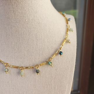 Collana dorata con cristalli azzurri