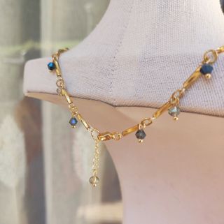 Collana dorata con cristalli azzurri