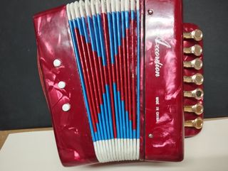 Acordeón infantil rojo