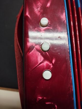 Acordeón infantil rojo