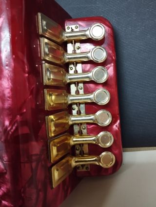 Acordeón infantil rojo